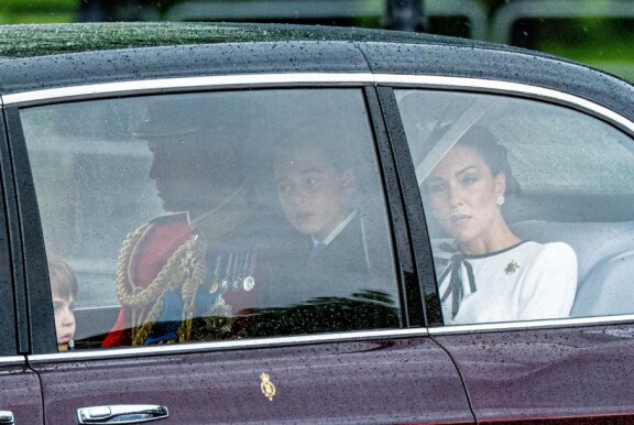 Prinssi William, prinsessa Catherine ja lapset saapuivat pelipaikoille tumman auton kyydissä.