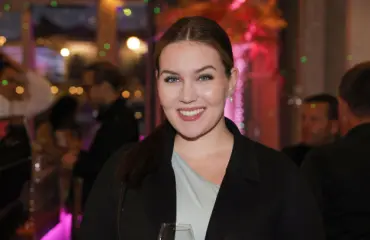 Ex-missi Michaela Söderholm ja kiekkoilijarakas menivät naimisiin – yllättävä hääpaikka