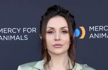 Muistatko teinivaimo Courtney Stoddenin? Huuhtoo videolla kihlasormuksensa vessanpöntöstä alas