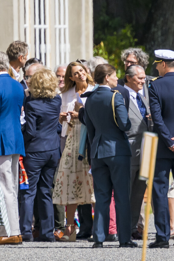 Prinsessa Madeleine osallistui äitinsä yksityisille 80-vuotisjuhlille Ulrikesdalin linnan puistossa, tarkemmin sen appelsiinipuutarhassa. Hän oli tällä kertaa luopunut suoskkimerkkinsä Birkinin käsilaukusta. Nyt veska oli Hermés'n valikoimista.