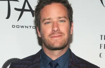 Armie Hammerilta hämmentävä ulostulo kannibalismiväitteistä: "Olen kiitollinen"