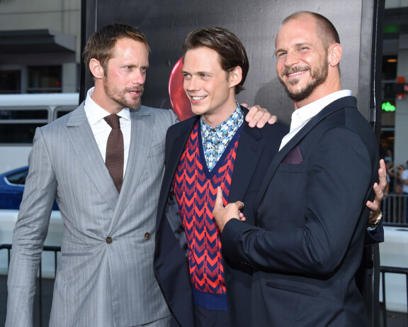 Viihdeteollisuuden tähdiksi nousseet Alexander (vasemmalla), Bill sekä Gustaf Skarsgård tukevat toisiaan parrasvaloissa. Gustaf on kertonut, ettei hän haikaile Hollywoodiin. Hän kuitenkin tähditti yhtä viime vuoden menehtyneintä elokuvaa Oppenheimeria.