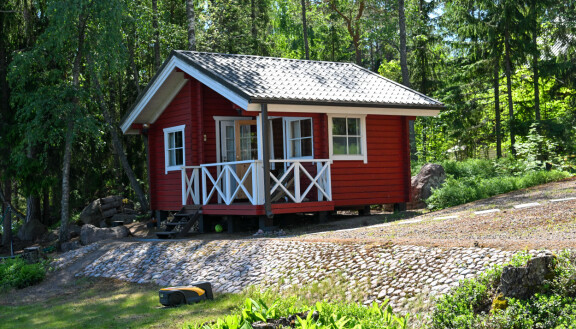 Rantasauna sijaitsee aivan kesämökin vieressä.