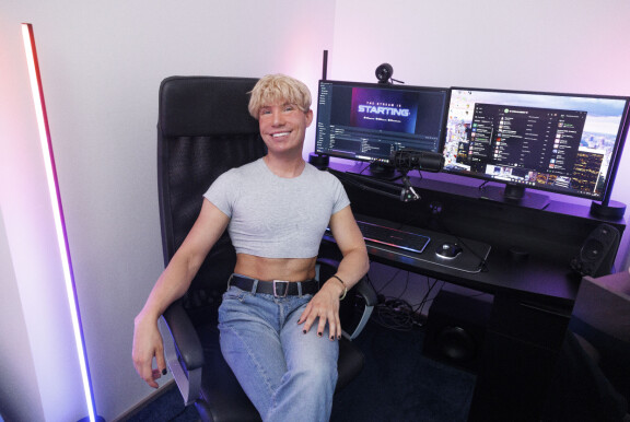 Nykyään Jonia näkee eniten Twitch-palvelussa, jossa hän pitää suoria lähetyksiä ja pelaa katsojien seuratessa. – Minulla on siellä katsojina mukava ja samanhenkinen porukka, joka ymmärtää huumoriani. Lähetyksissäni voin puhua sensuroimatta.