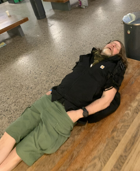 Jone uinui levollisesti, vaikka ohi kulki porukkaa.