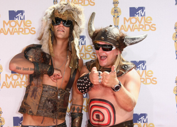 Duudsonit pääsivät MTV Movie Awards -gaalaankin vuonna 2010. Jarpin vatsassa olevaa maalitaulua käytettiin usein porukan tikkatauluna.