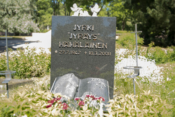 Monta kymmentä vuotta kestäneen uran toimittajana tehnyt Jyrki on haudattu Hietaniemen hautausmaalle.