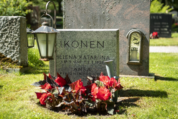 Ansa on haudattu isoäitinsä Helenan viereen Malmin hautausmaalle.