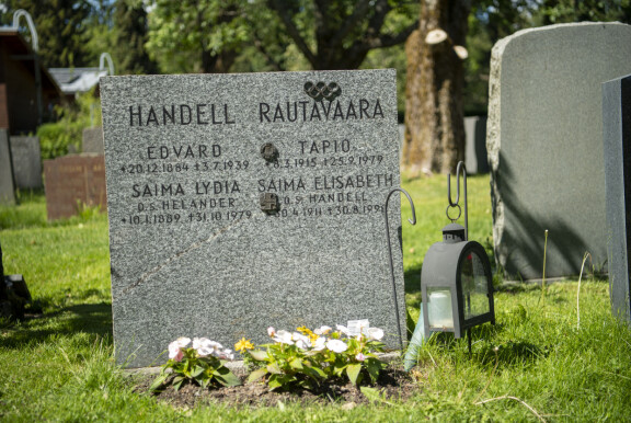 Tapio on haudattu hänen vaimonsa Saima 'Liisa' Elisabeth Rautavaaran ja tämän vanhempien, Saima Lydia ja Edvard Handellin kanssa.