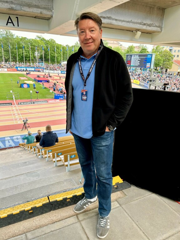 Hyväntuulinen Jari viihtyi yleisurheilukatsomossa VIP-passi kaulassaan.