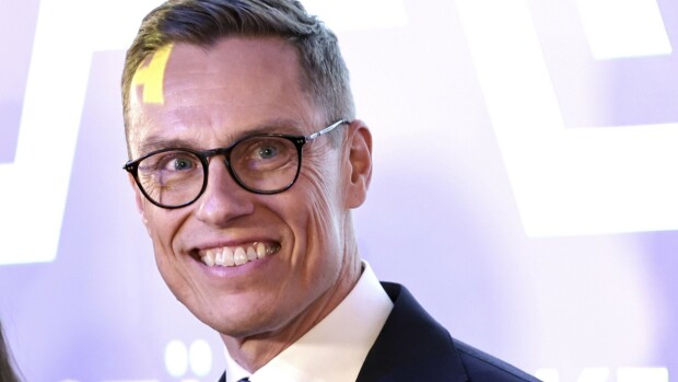 Oho! Alexander Stubb ikuistettiin yleisurheilukaunottaren kanssa – kuvat