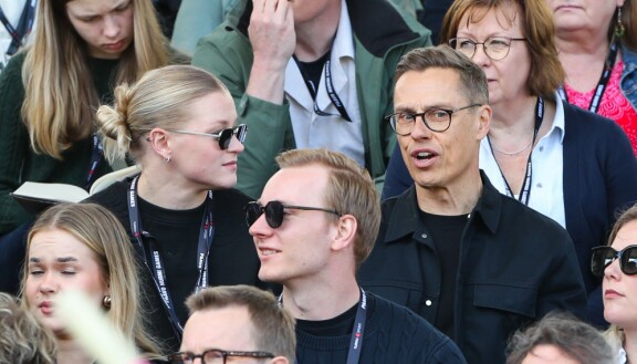 Wilma Murto ja Alexander Stubb istuvat vierekkäin Turun yleisurheilustadionilla.