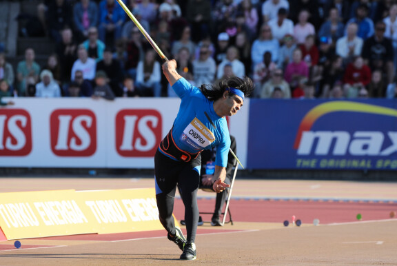 Melkoinen voimanpesä. Intian Neeraj Chopra kiskaisi Turun keihäskisan ykköseksi.