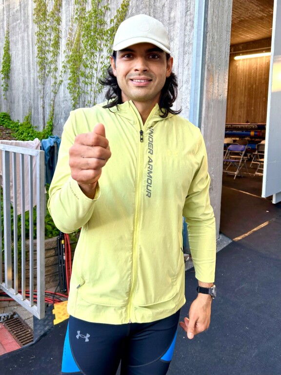 Neeraj näytti Seiskan reportterille littipeukkua Turun stadionin uumenissa.