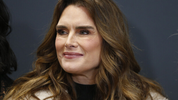 Moka vai täysi kymppi? Brooke Shields, 59, sokeerasi punaisella matolla