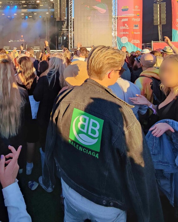 Nainen levitteli Elmerille käsiään hämmentyneenä.