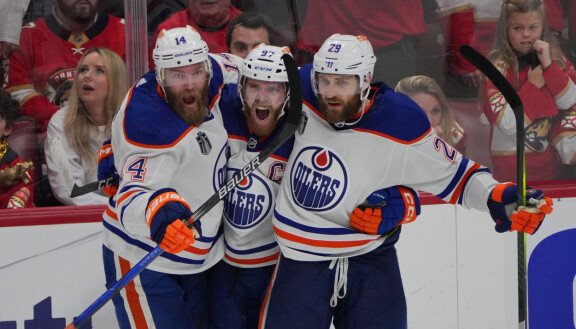 Eläimellisessä vireessä oleva Connor McDavid (kesk.) johdatti Edmonton Oilersin voittoon.