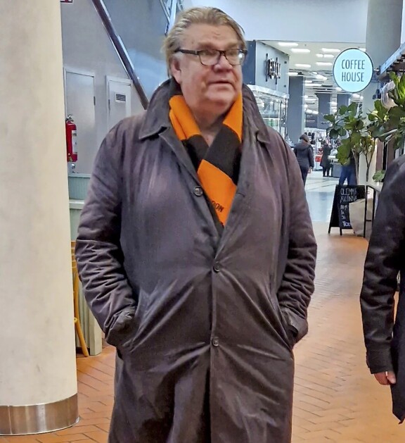 Viikon Kääkit: Timo Soinin rotsi repesi, Maisa Torppa lomailemassa, Pyhimys kaulaili blondia...