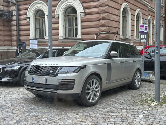 Viikon Kääkit: Timo Soinin rotsi repesi, Maisa Torppa lomailemassa, Pyhimys kaulaili blondia...