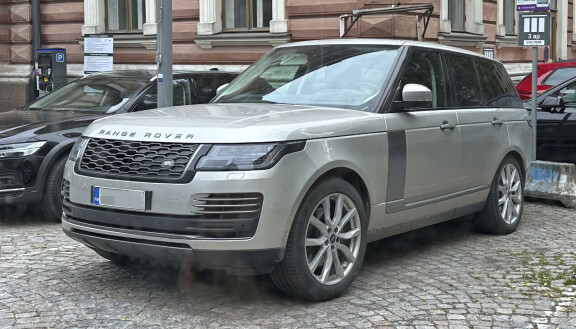 Jestas, mikä auto! Kari Uoti kurvailee upealla luksusmaasturilla