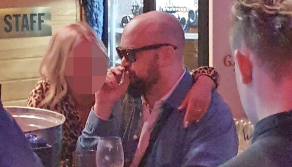 Avointa kaulailua! Pyhimys viihtyi näyttävän blondin seurassa – kuva