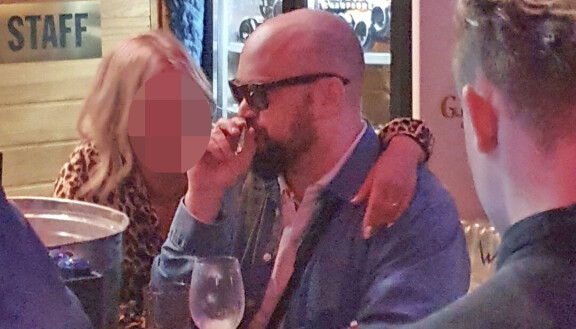 Viikon Kääkit: Timo Soinin rotsi repesi, Maisa Torppa lomailemassa, Pyhimys kaulaili blondia...