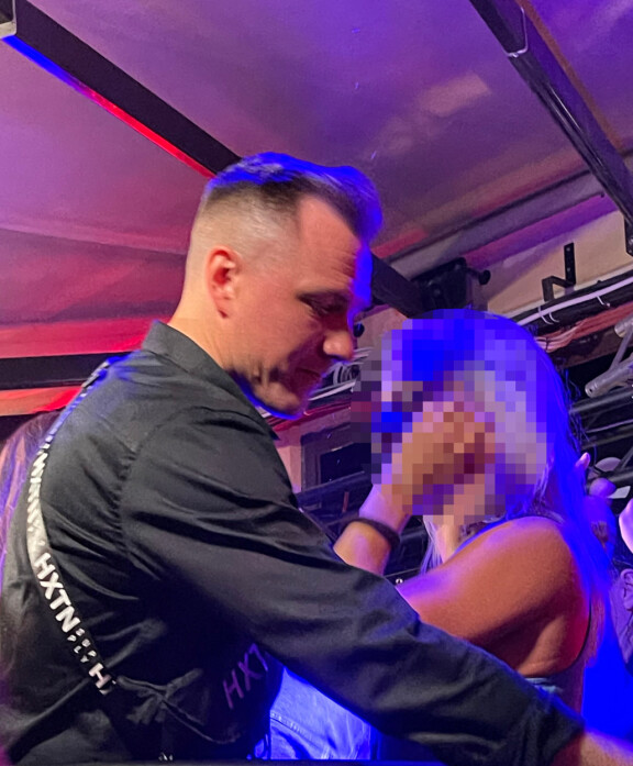 Anssi Heikkilä ja mysteeriblondi viihtyivät Mummotunnelin tanssilattialla.