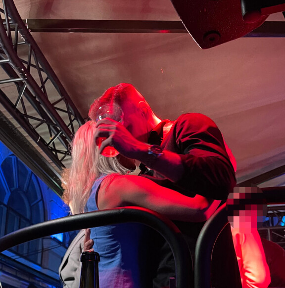 Anssi Heikkilä ja mysteeriblondi bongattiin läheisistä tunnelmista Mummotunnelin tanssilattialla.