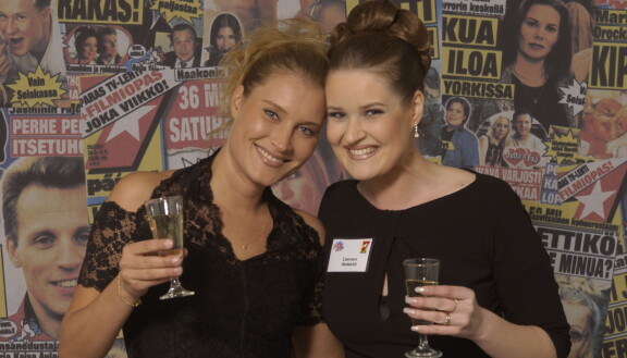Vuonna 2003 Annika kippisti Seiskan synttäreille Carmen Heikkilän kanssa.