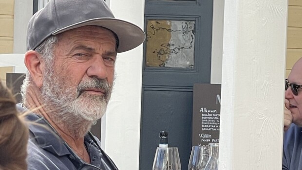 Hollywood-tähti Mel Gibson nautiskeli porvoolaisella terassilla - kuvat!