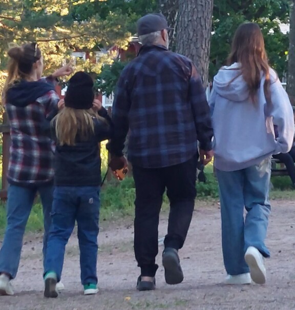 Perhe sai viettää kesäpäivää rauhassa katseista huolimatta.