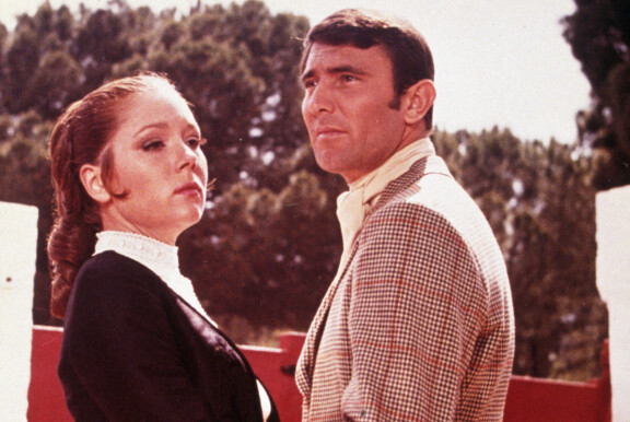 Jotta James Bond (George Lazenby) saisi selville, missä Blofeld (Telly Savalas) piileeksii, hänen täytyy mennä rikollispomon tyttären, Tracyn (Diana Rigg) kanssa naimisiin.