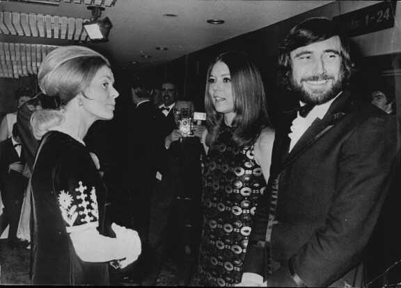 George Lazenby edusti Hänen majesteettinsa salaissa palveluksessa -elokuvan ensi-illassa lähes tunnistamattomana.
