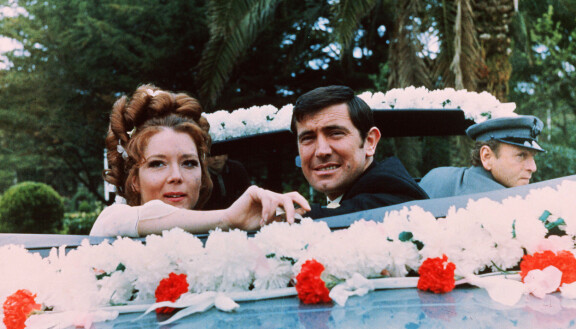Tracy Bondin (Diana Rigg) ja James Bondin (George Lazenby) häämatka päättyy traagisesti.