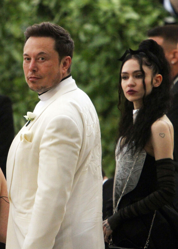Elon ja Grimes ovat kertoneet eronneensa. Grimes kuvasi heidän välejään kuitenkin 'liikkuviksi'.