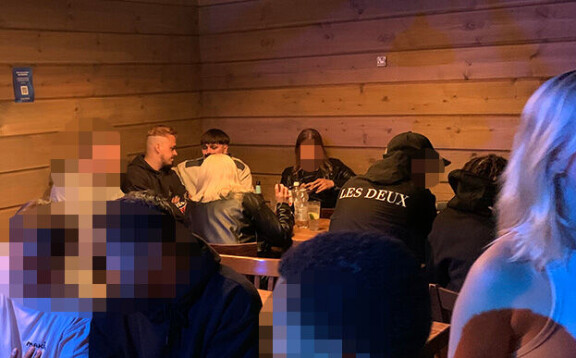 Käärijä ja Häärijä jutustelivat nurkkapaikalla. Sexmane oikealla kuvassa selin kameraan päin.
