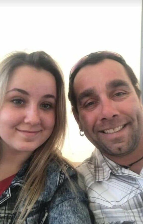 Ashleyn isä koitti saada tyttärensä jäämään Kanadaan. Rakastunut Ashley tahtoi kuitenkin lähteä tapaamaan nettipoikaystäväänsä. Ashleyn isä yritti saada tyttärensä jäämään Kanadaan. Rakastunut Ashley tahtoi kuitenkin lähteä tapaamaan nettipoikaystäväänsä.