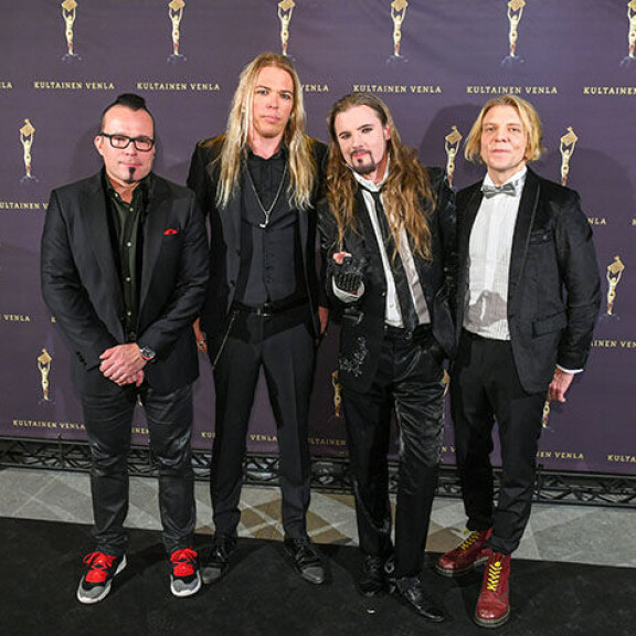 Apocalyptica Venla-gaalassa 2019. Keskellä sellisti Eicca Toppinen. Sisäkuva