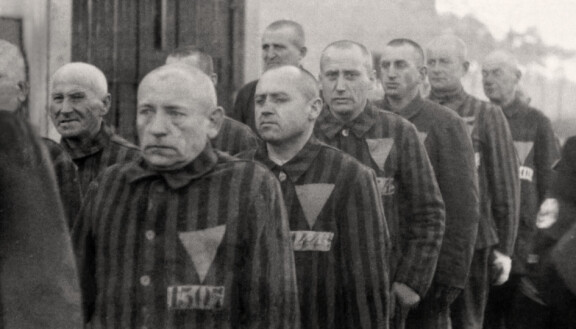 Seksuaalivähemmistöön kuuluvat miehet joutuivat pitämään vaaleanpunaista kolmiota keskitysleireillä. Historia: Homot ja natsi-Saksa