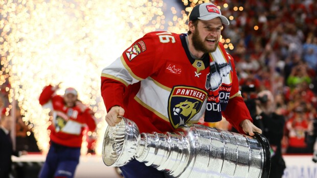 Kuva julki! Tältä näyttää NHL-mestari Aleksander Barkovin lapsi – Seiska paljasti isyyden