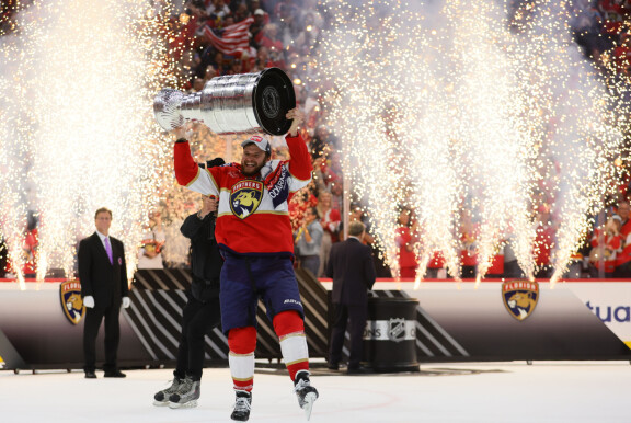 Se on siinä! Aleksander Barkov kipparoi Florida Panthersin Stanley Cupiin.