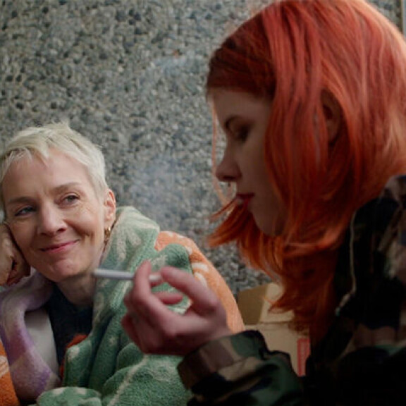 Veitola.doc-sarjan ensimmäisessä osassa Maria Veitola tapaa ihmisiä, jotka tekevät näkyväksi eri puolia huumeiden käytöstä. Veitola.Doc Maria Veitola Sami Kieksi