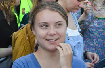 Greta Thunberg viihtyi tumman komistuksen kanssa mielenosoituksessa, onko tässä uusi rakas? Kuvat!