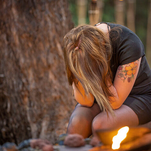 Julia romahtaa iltanuotiolla, sillä hänen kumppaninsa Semi on rikkonut heidän rajoja. Temptation island suomi