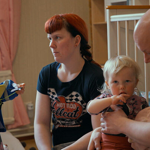 Helmi ja Hilma määräävät kaapin paikan perheessä. T