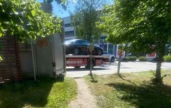 Reetun auto nostettiin hinaajan kyytiin keskiviikkoiltapäivällä klo 16 jälkeen.