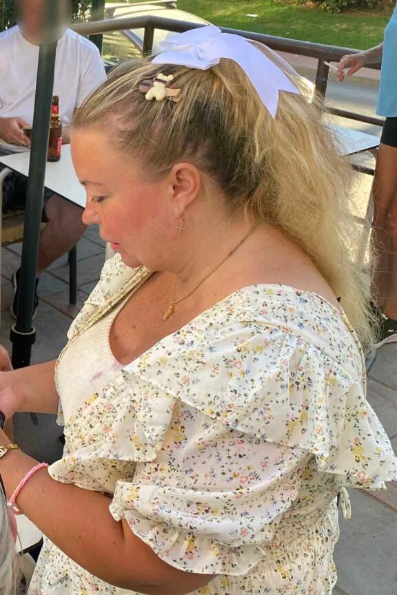 Uskossa oleva Johanna kantoi kaulassaan ja korvissaan ristiriipuksia.
