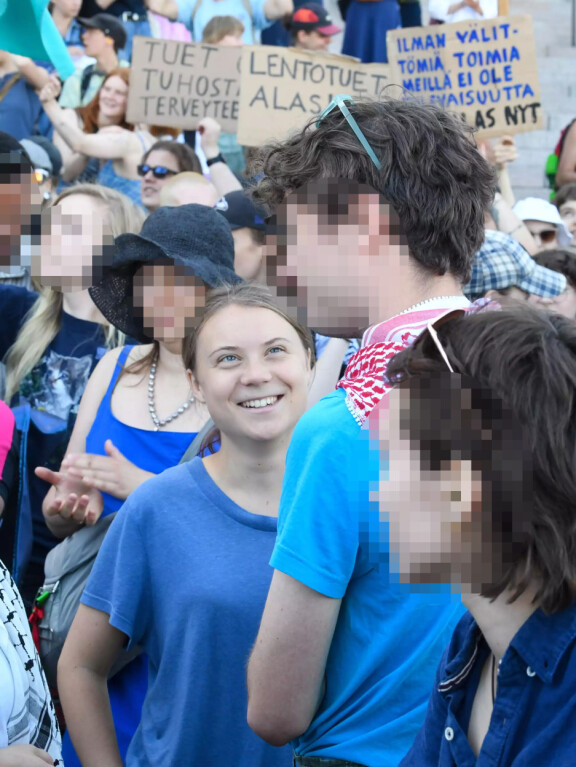 Greta hymyili seuralaiselleen monta kertaa.