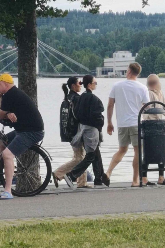 Pariskunta askelsi satamassa samaan tahtiin.