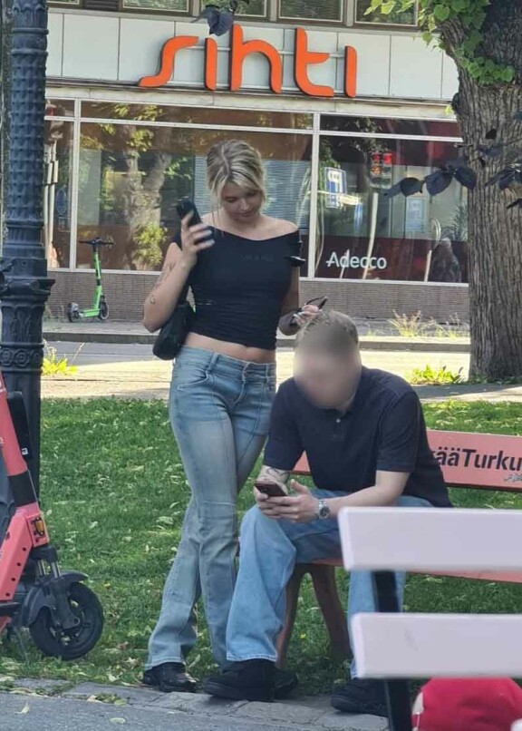 Joalin seurasi herran puhelimen näpyttelyä tarkkaavaisesti.